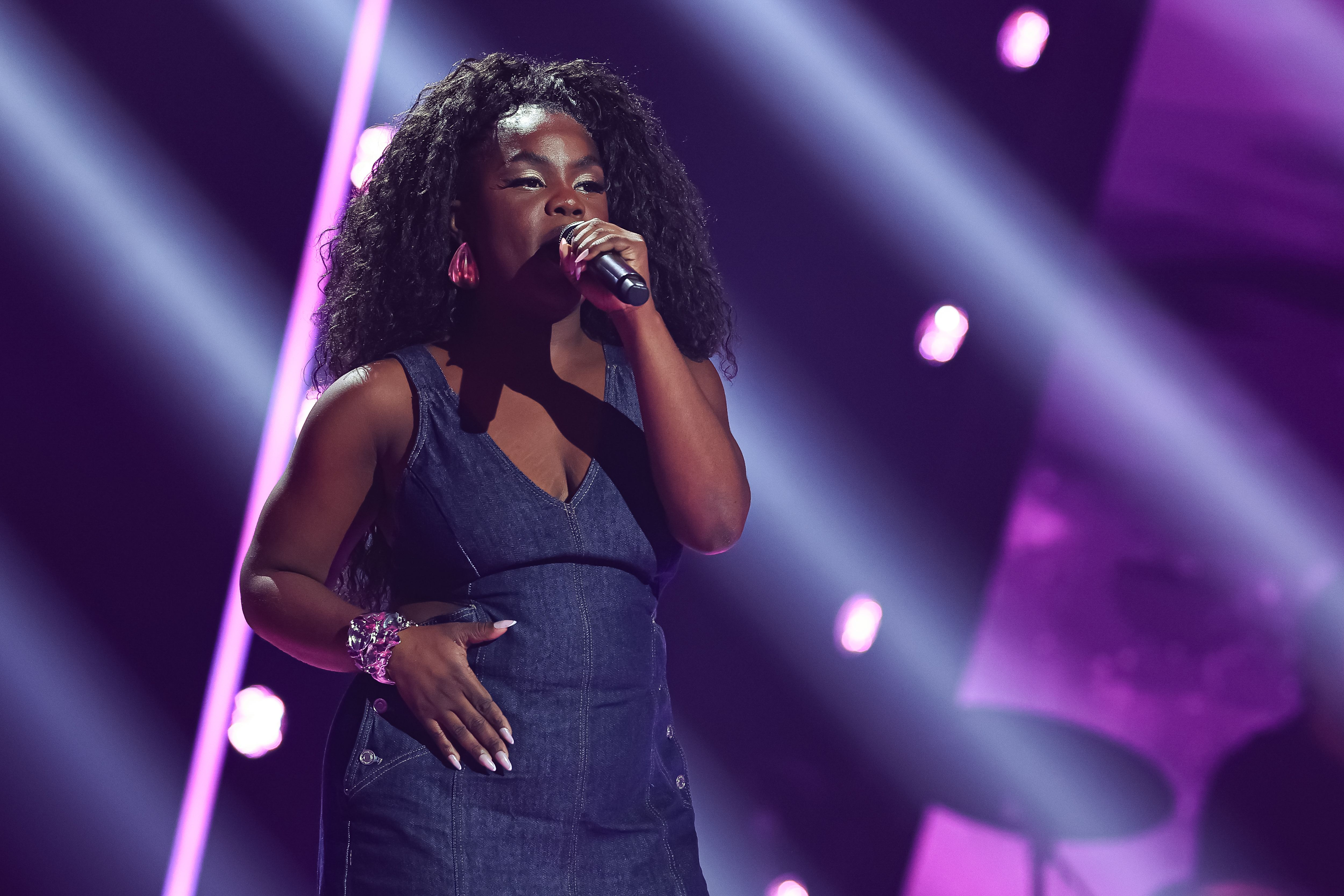 Laizz Ellie leva “Mó Paz” para o palco, mas não vira cadeiras