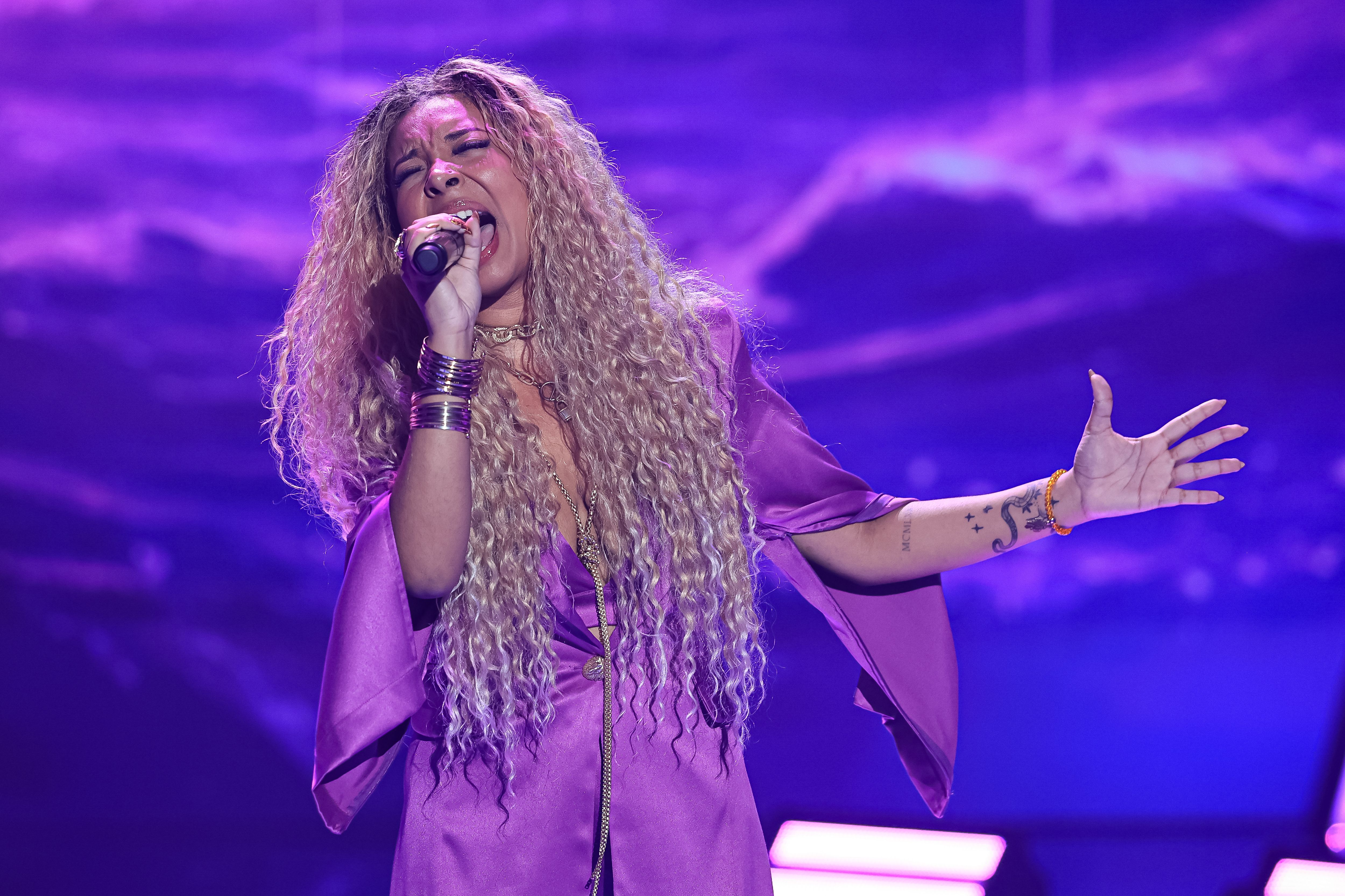 Lia Lira conquista os quatro técnicos com “Purple Rain”