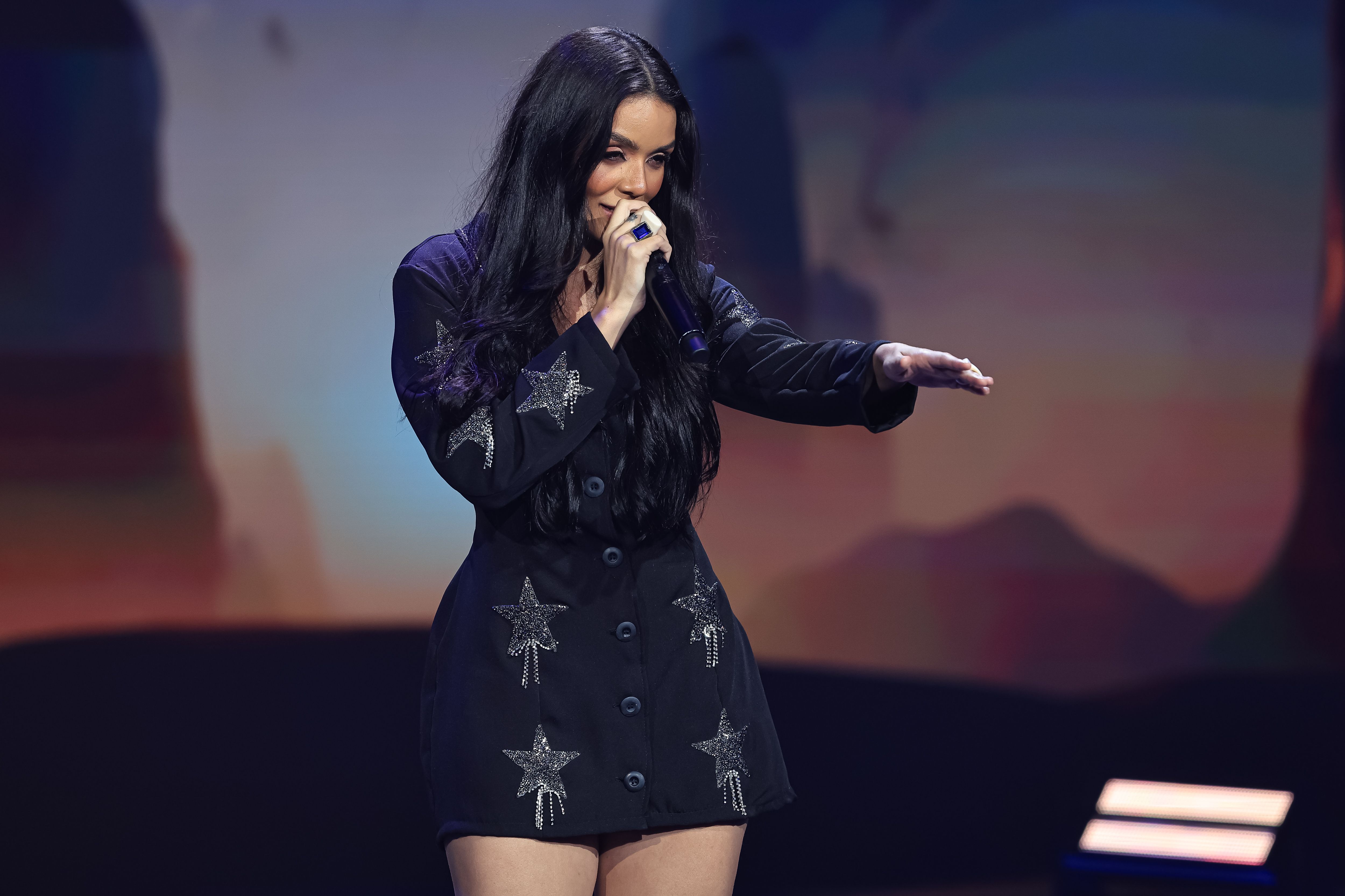 Carlly apresenta “Melhor Sozinha” com leveza no The Voice Brasil