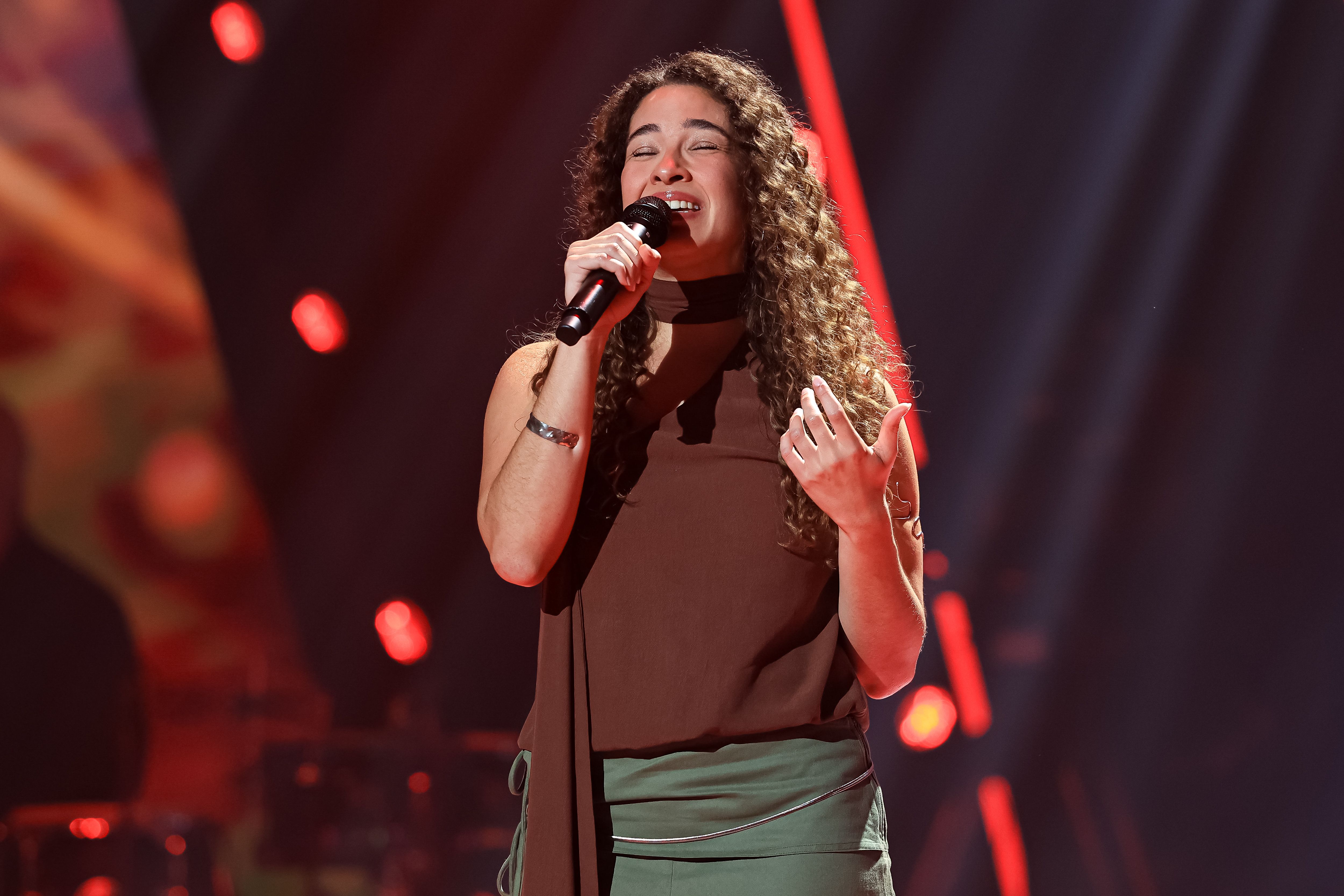 Milena Amaral leva brilho para o palco do The Voice