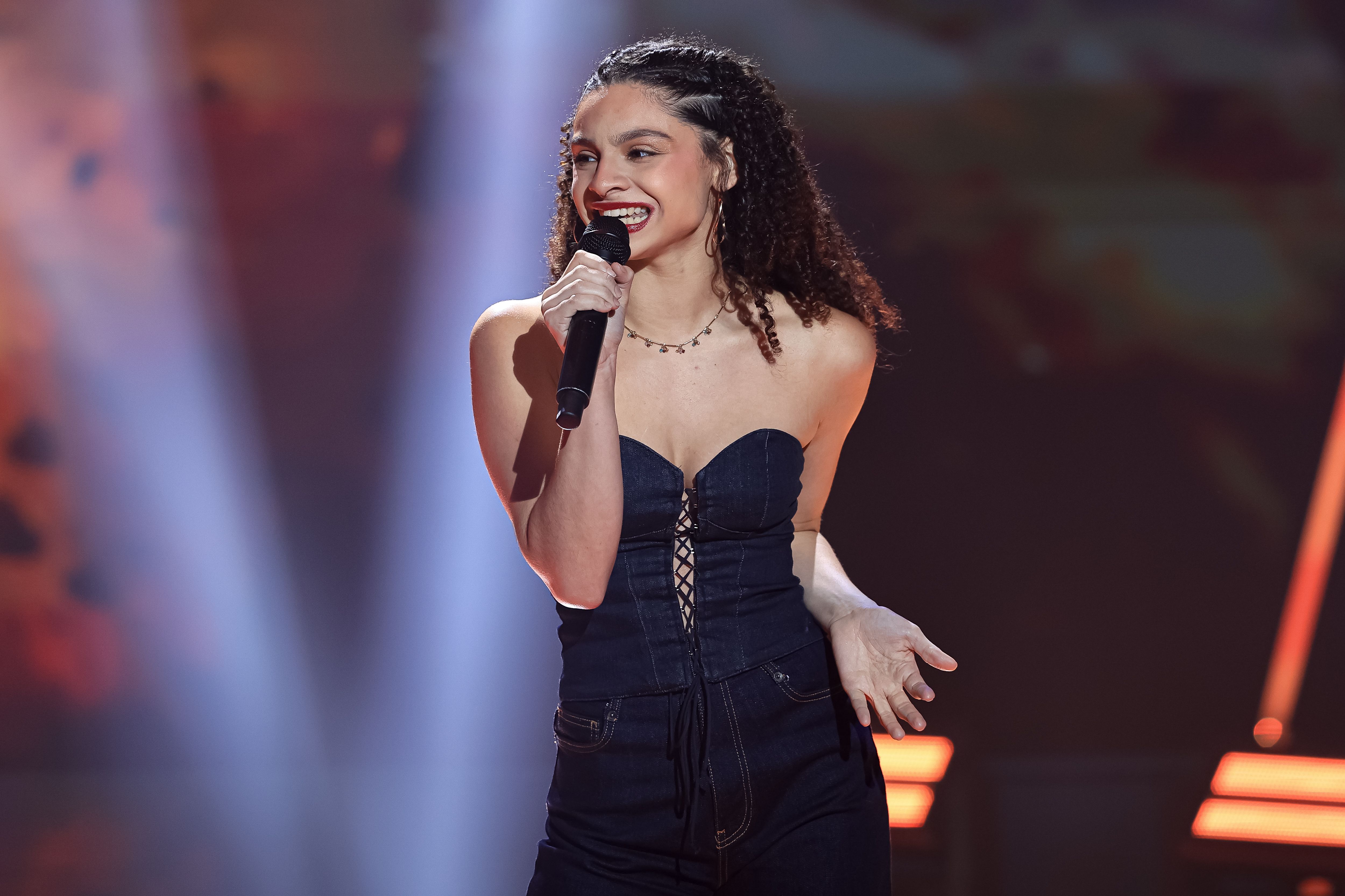 Bia Vasconcellos leva hit de RAYE ao palco do The Voice Brasil
