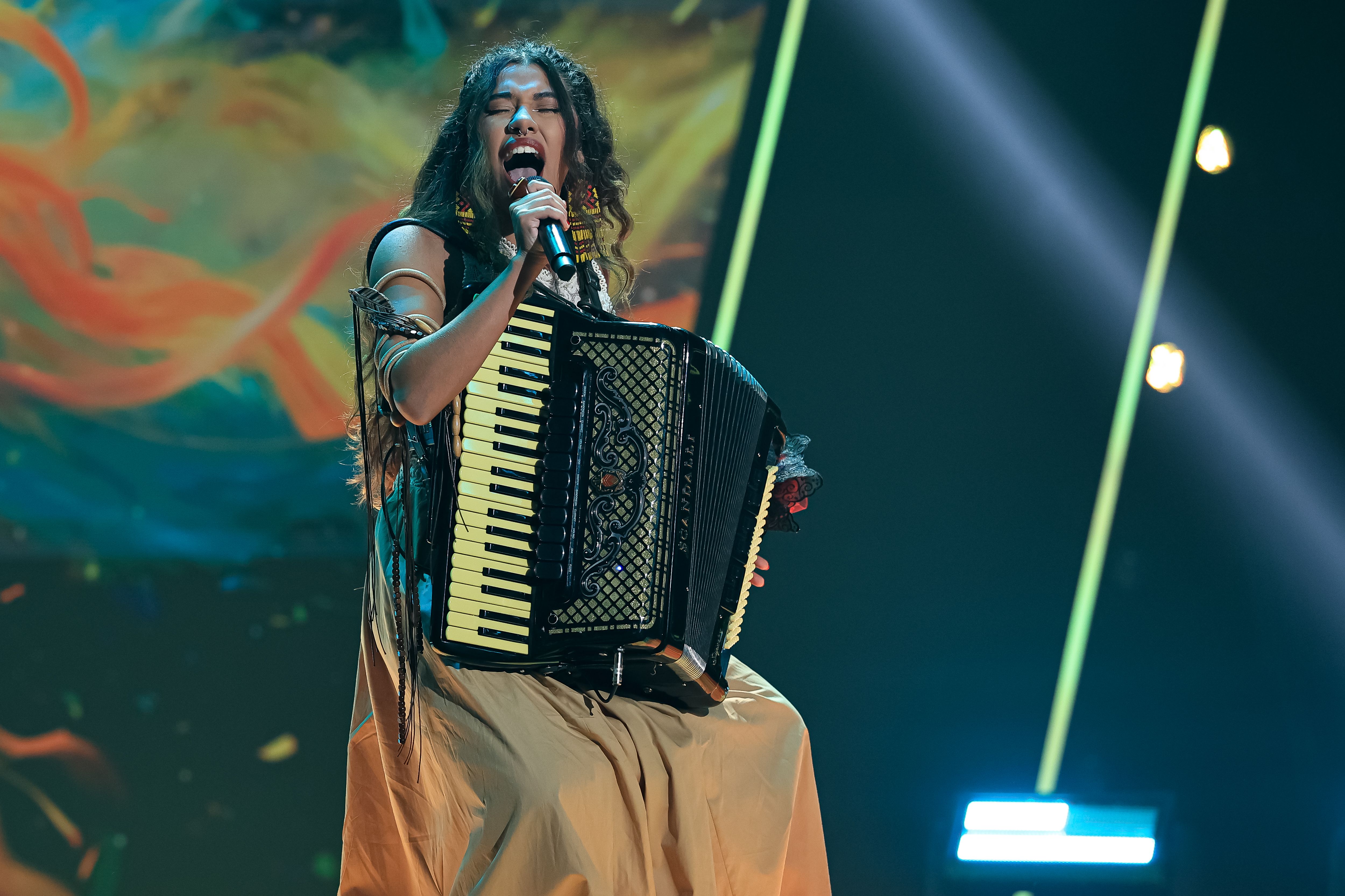 Anne Louise transforma clássico de Cássia Eller em show de sanfona