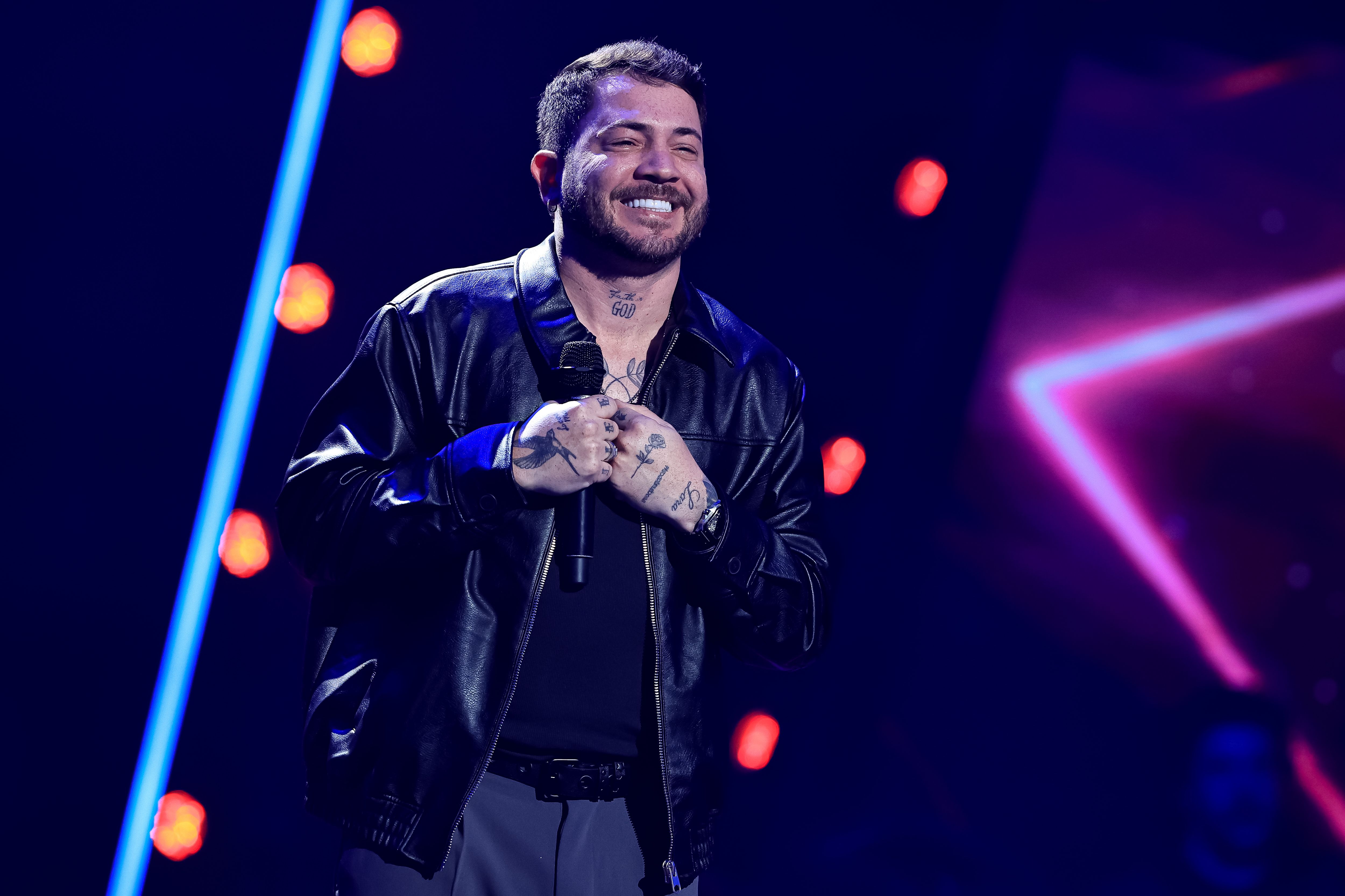 Jhonny garante quatro cadeiras viradas com “Apagar”