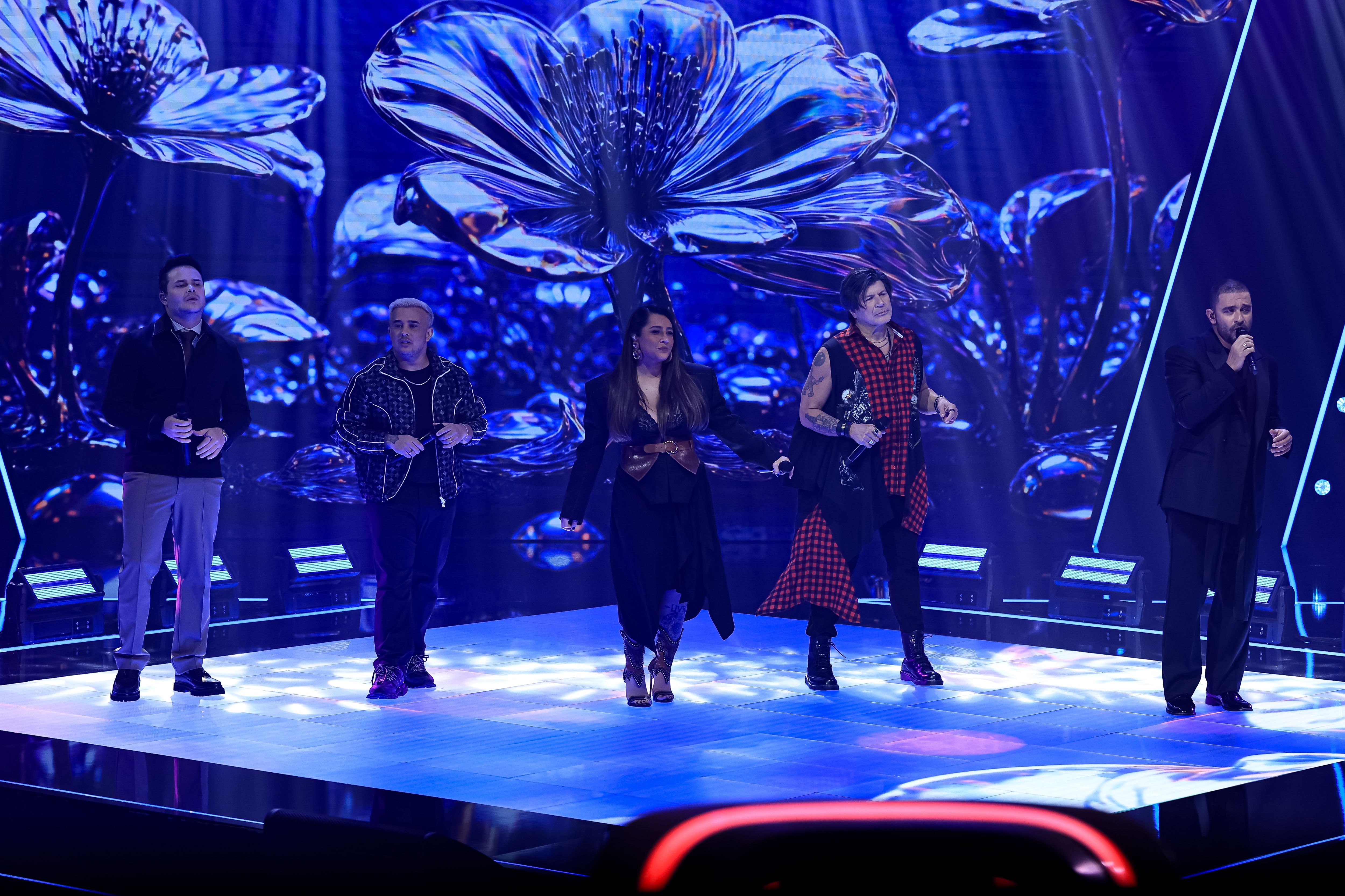 Técnicos encerram primeiro dia do The Voice Brasil com clássico do rock