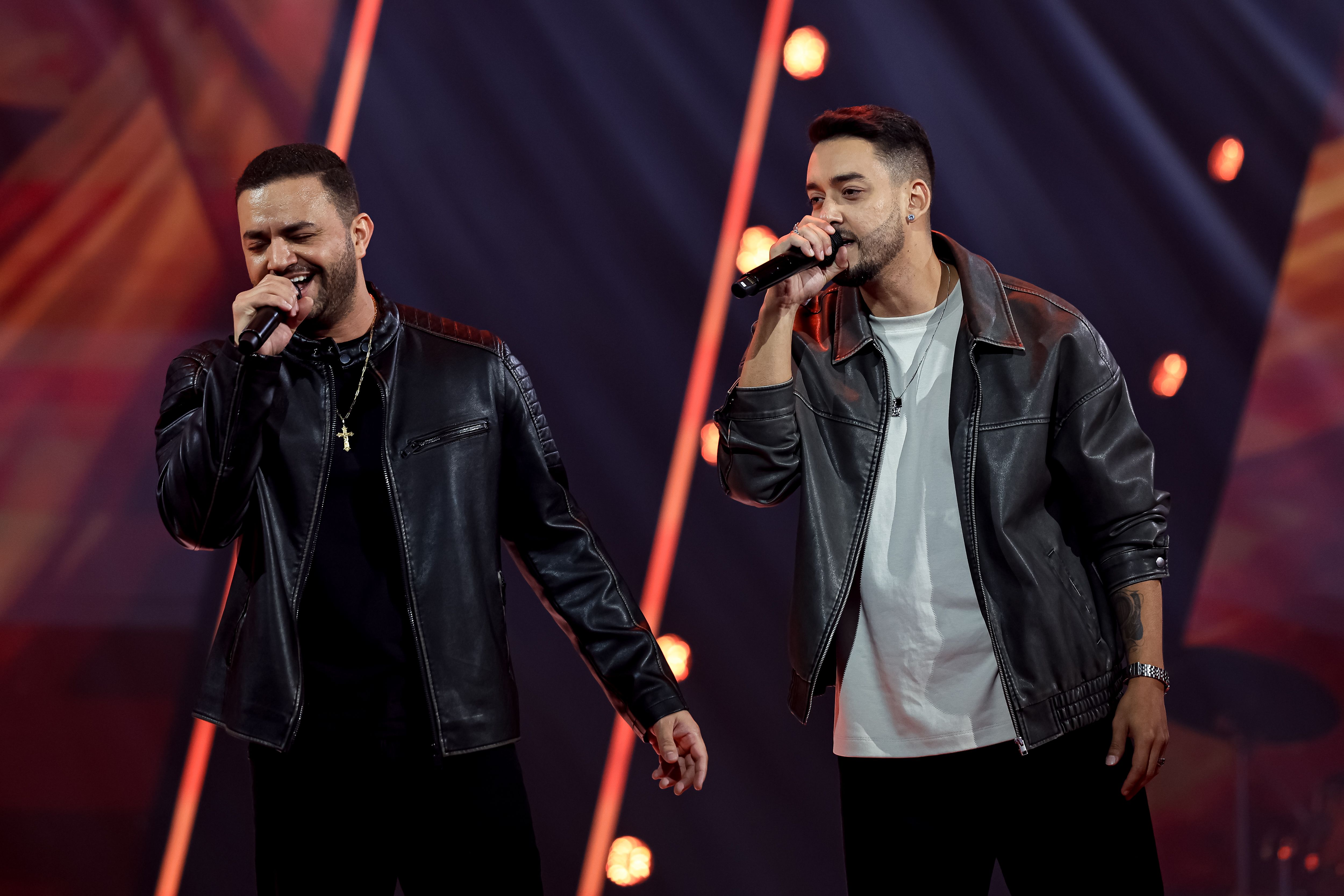 Juan Marcus e Vinícius levam “Aí Já Era” ao palco e escolhem Lauana Prado