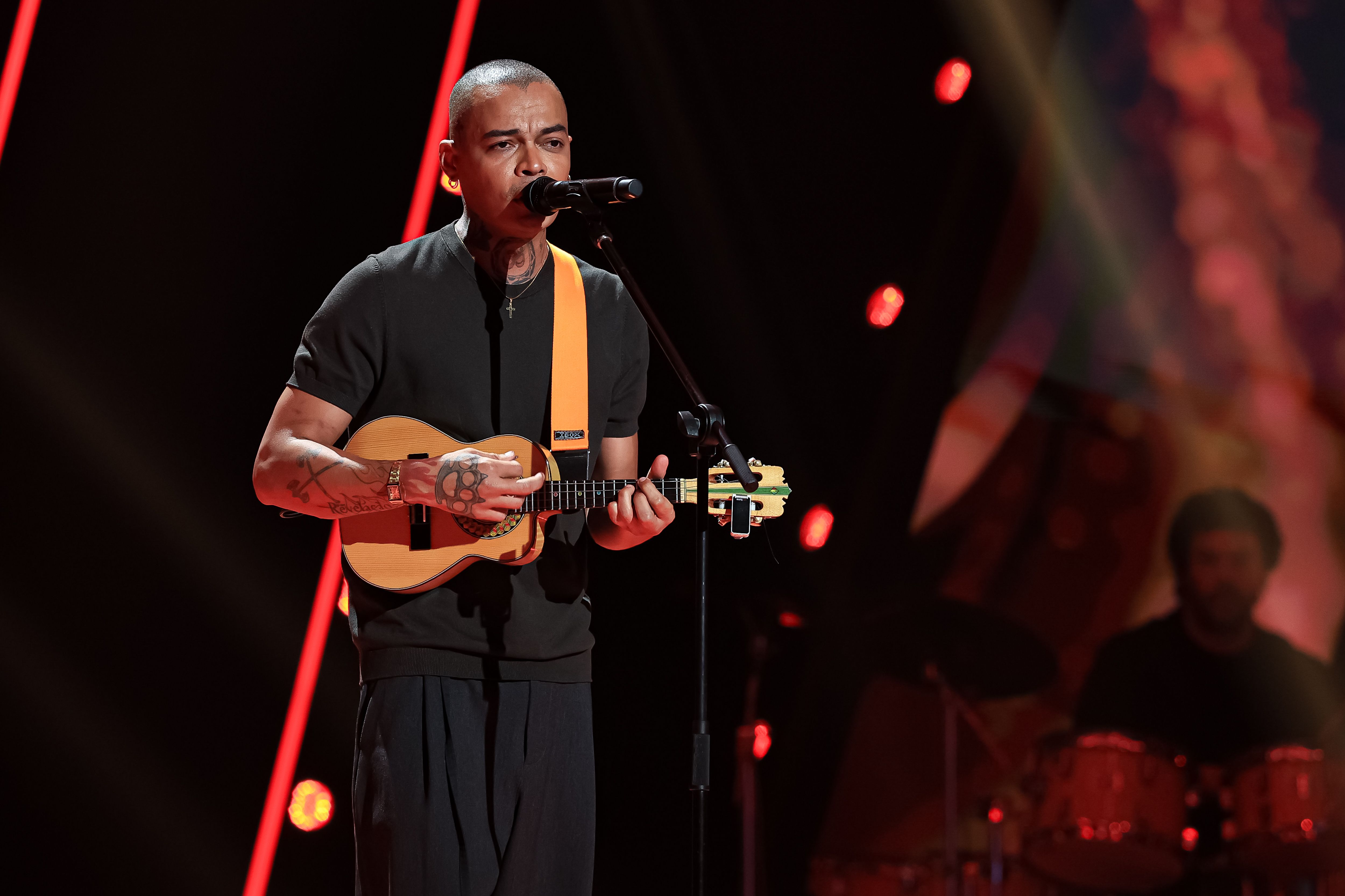 Philippe Sapucaia canta composição de Diogo Nogueira e faz as quatro cadeiras virarem