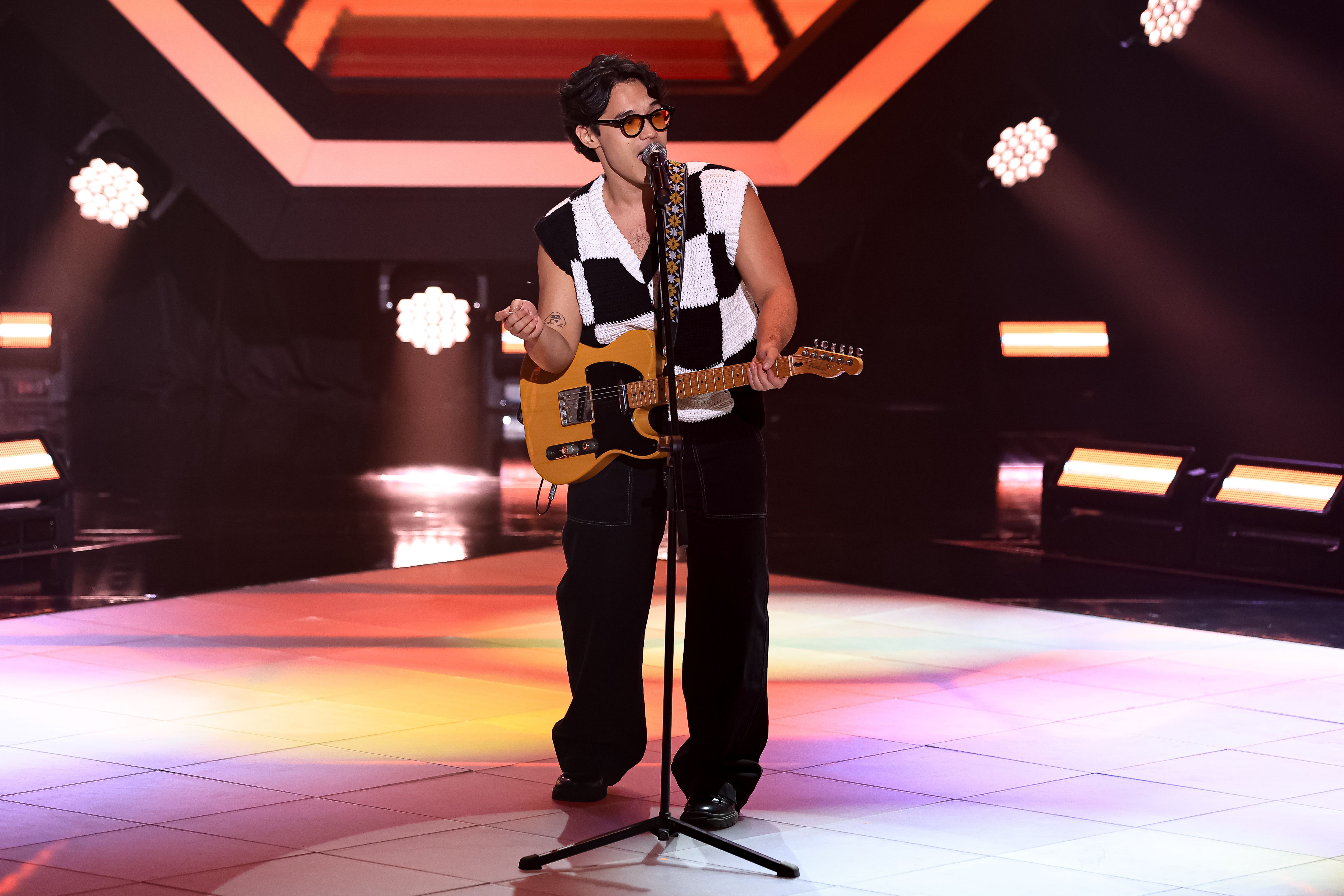Enzo Yuki canta POP e chama atenção de Duda Beat e Matheus & Kauan