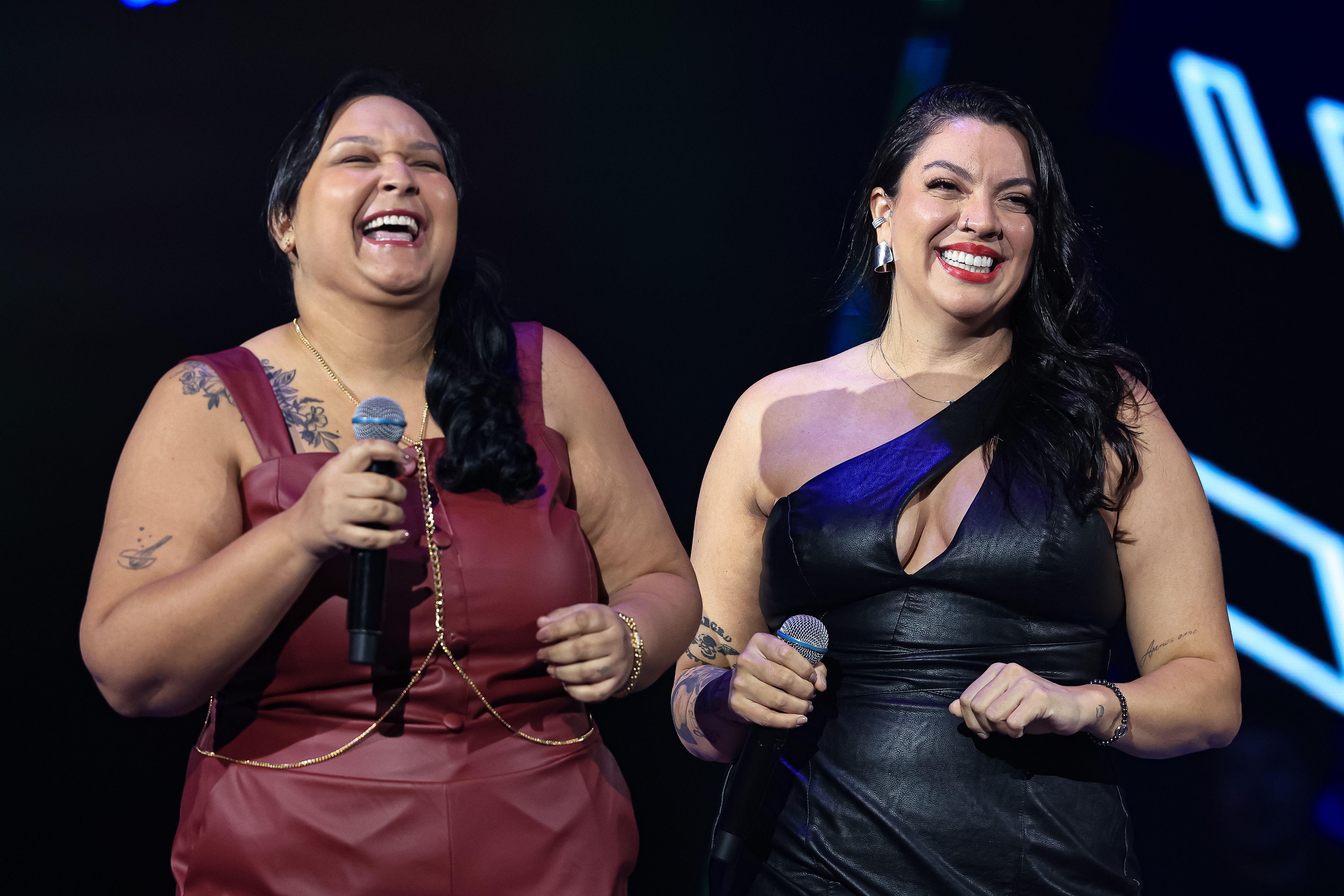 Dupla sertaneja canta "Dancing Queen" e cativa técnicos