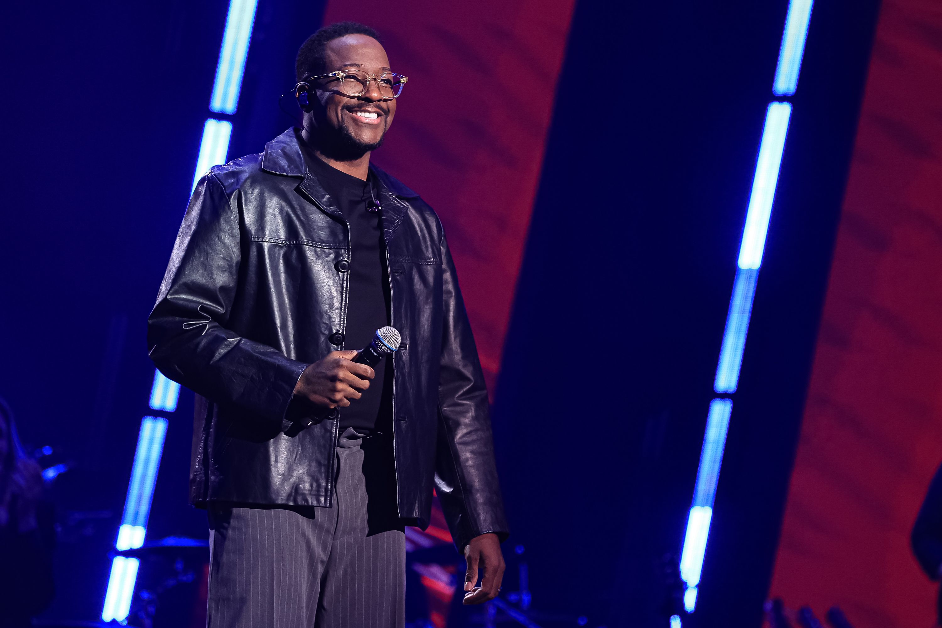 Mumuzinho canta "Te Assumi pro Brasil", sucesso da dupla Matheus & Kauan, no palco do The Voice Brasil
