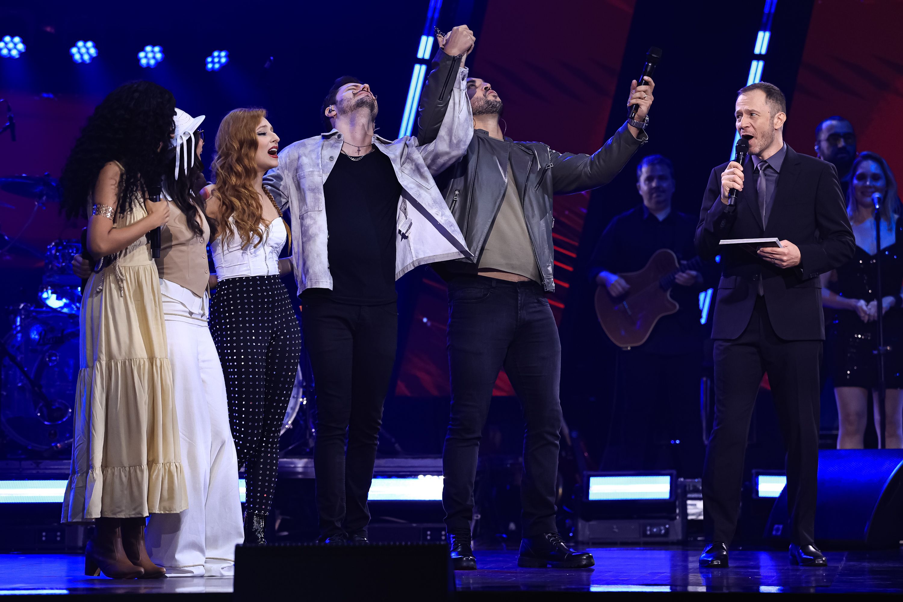 Raiza e Cris deixam o programa após apresentação na semifinal