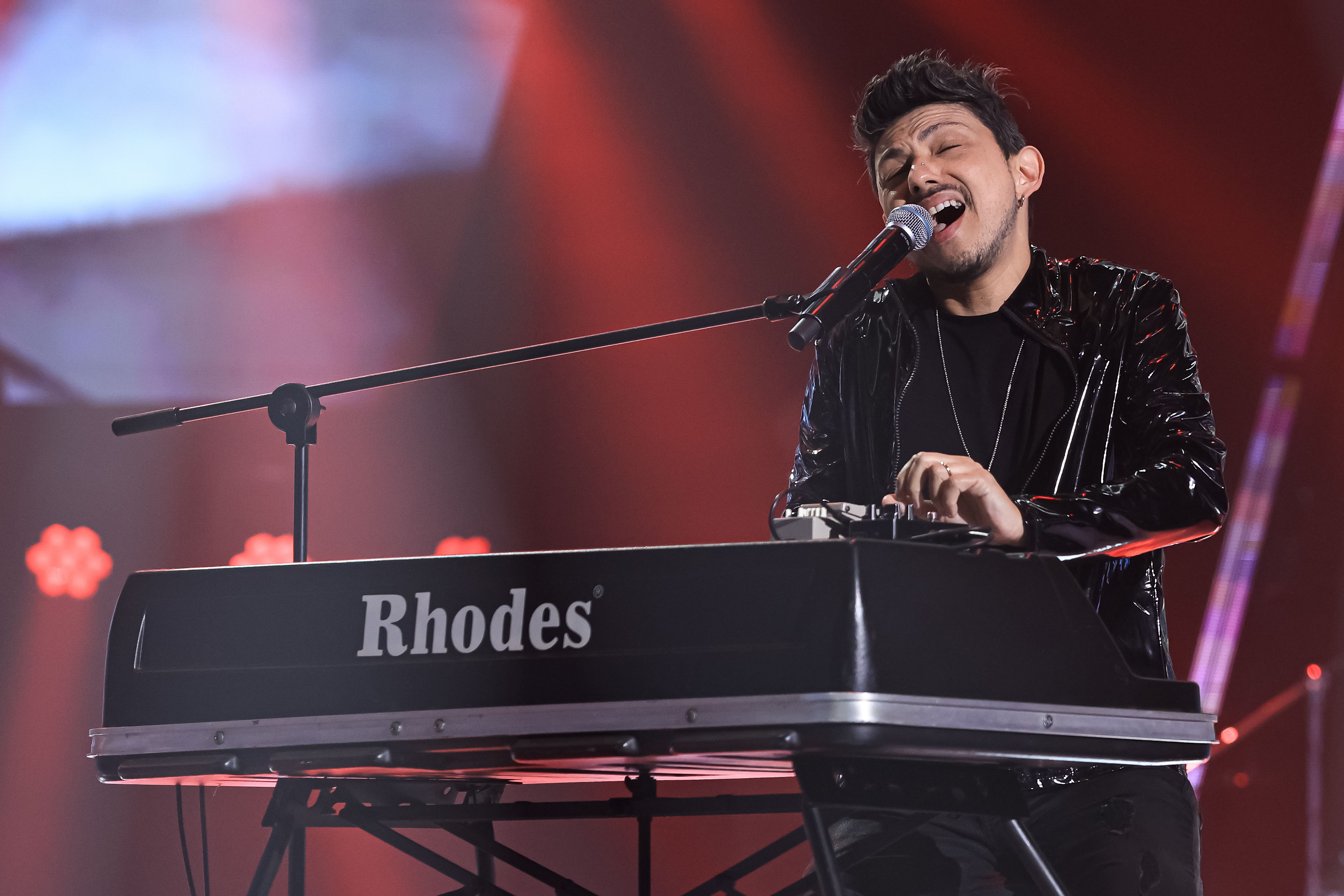 Erik Escobar fecha a noite com piano e vai para o Time MeK Erik Escobar fecha a noite com piano e vai para o Time MeK